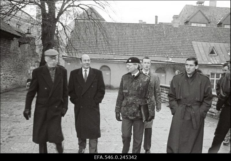 NATO liikmesriikide esindajad külastamas Eestit. Vasakul Eesti Vabariigi president Lennart Meri.