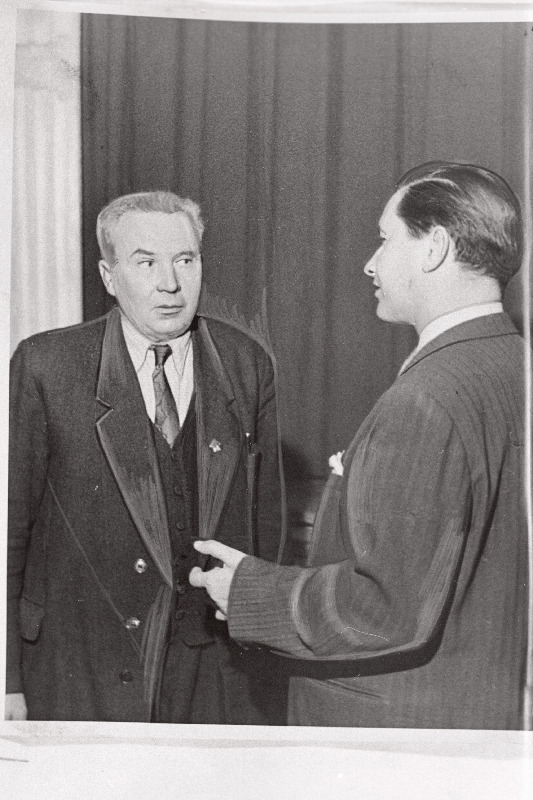 P. Keres vestlemas Rahva Hääle maleülesannete lahendamise võitja, Tootsi Turbakombinaadi töötaja Johannes Mälguga.