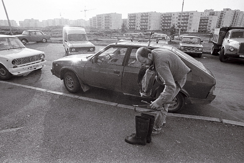 Skulptor Mati Karmin Lasnamäel auto juures toimetamas.