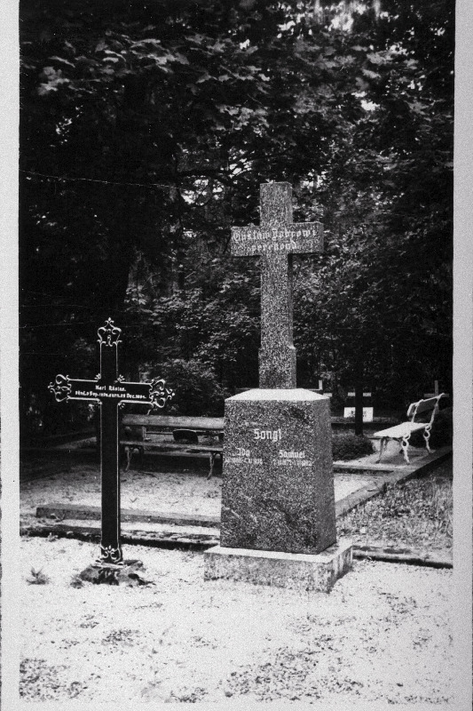 Koolikirjaniku ettevõtja ja seltskonnategelase Peeter-Samuel Songi hauarist Võru kalmistul.