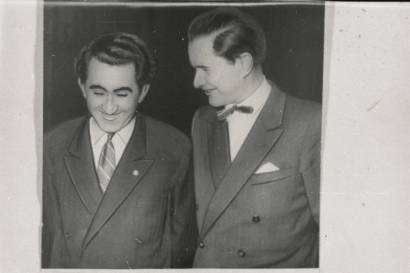 Suurmeister Paul Keres õnnitleb NSV Liidu XXVI maletšempionaadil esmakordselt NSV Liidu maletšempioniks tulnud T. Petrosjani.