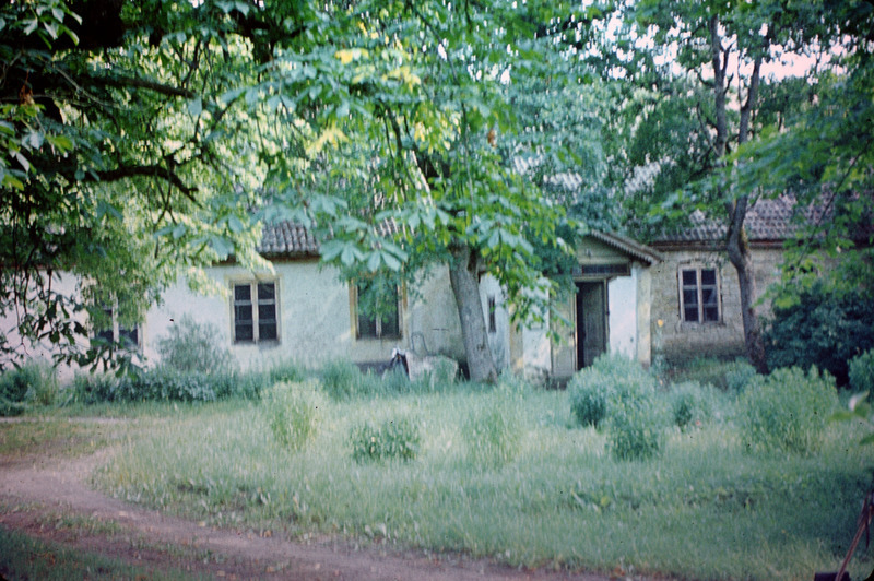 Vaade vanale (mõisa) hoonele