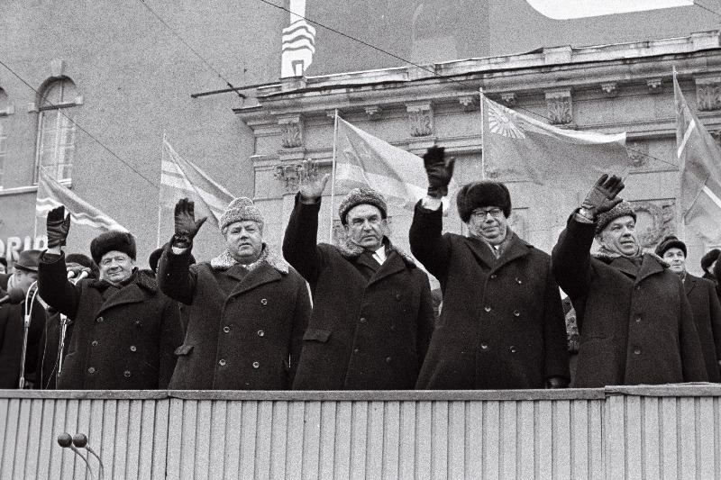 Eestimaa Kommunistliku Partei Keskkomitee esimene sekretär J. Käbin Eesti NSV Ülemnõukogu Presiidiumi esimees A. Vader, Eesti NSV Ministrite Nõukogu  esimees V. Klauson, Eestimaa Kommunistliku Partei Keskkomitee teine sekretär K. Lebedev ja Eestimaa Kommunistliku Partei Keskkomitee sekretär K. Vaino Suure Sotsialistliku Oktoobrirevolutsiooni 54. aastapäeval töötajate demonstratsiooni tervitamas.