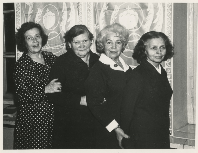 Tartu Tütarlaste Gümnaasiumi vilistlased. Grupifoto.