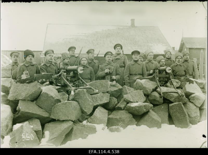Vabadussõda. 6.Jalaväepolgu kuulipildujate komando üks rühm  Mõisakülas. Keskel binokliga rühmaülem ohvitseri asetäitja Paul Tiss (Tammpere).