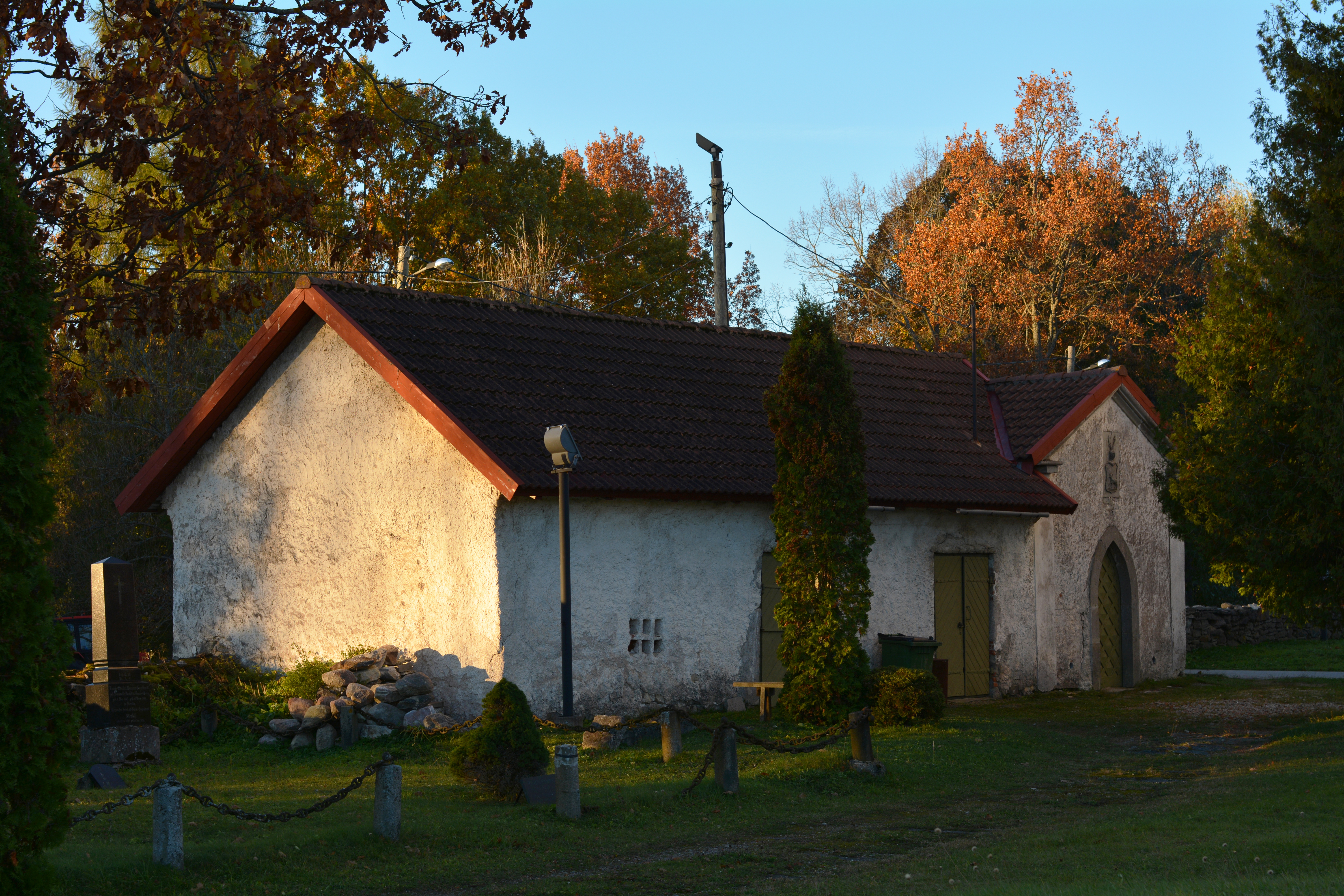 Türi kirikuaia kabel* - Baranoffide suguvõsa matusekabel pärineb 19. sajandi esimesest poolest. Viimasele on hiljem juurde ehitatud suurem kalmistukabel.