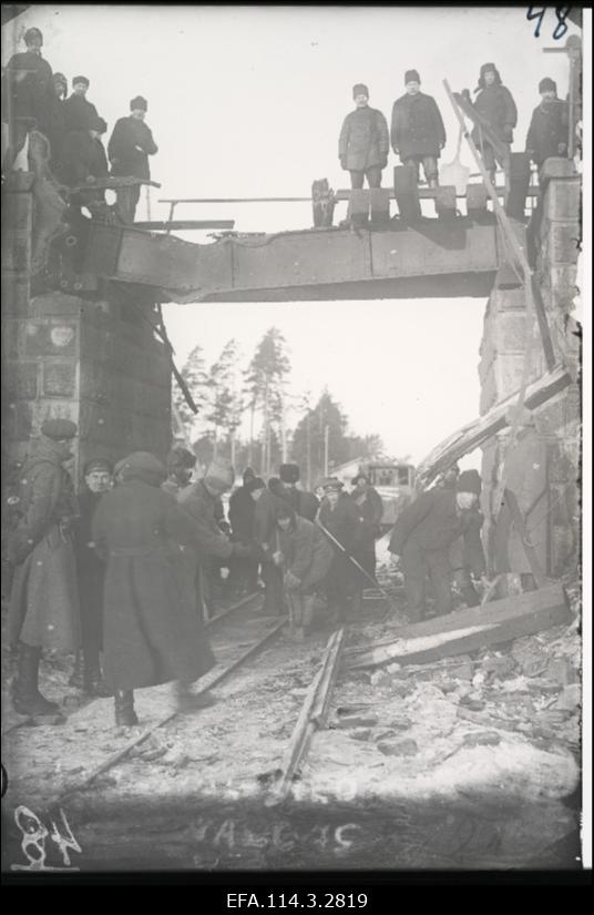 Vabadussõda. Kitsarööpalise raudtee parandamine Valga-Marienburgi (Aluksne) liinil laiarööpalise Valga-Riia liini raudteesilla all. Taustal ootab edasipääsu kitsrööpaline soomusrong nr.2.