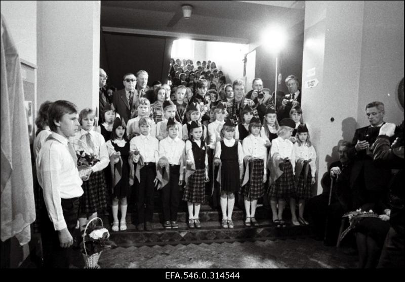 Nõukogude katselenduri Enn Kaarma memoriaali Tallinna 10. Keskkoolis külastavad Enn Kaarma kunagised kolleegid - katselendurid ja üks kosmonaut.