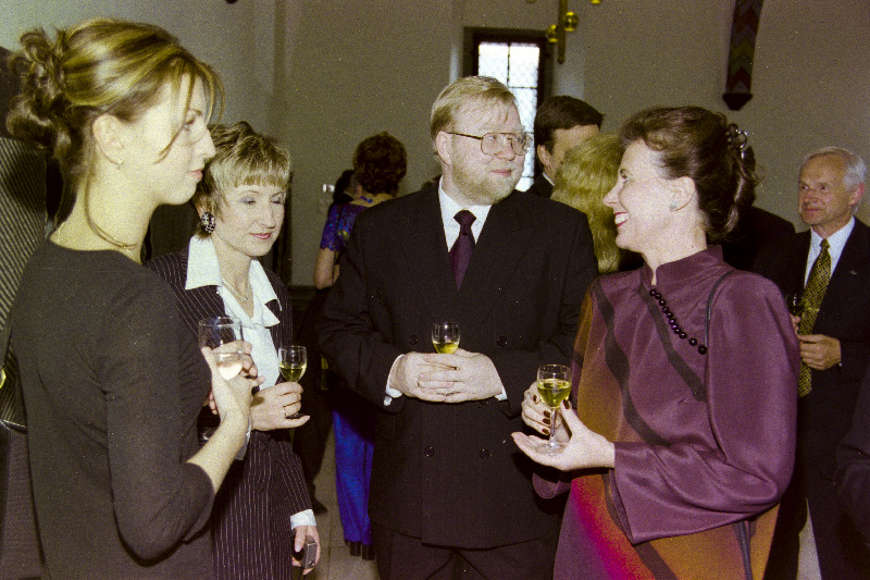 Lauljatar Maarja-Liis Ilus (vasakult), dirigent Lydia Rahula ja peaminister Mart Laar Lübecki Linnaõiguses Tallinna esmamainimise 750. aastapäeva tähistamisel Tallinna Raekojas.