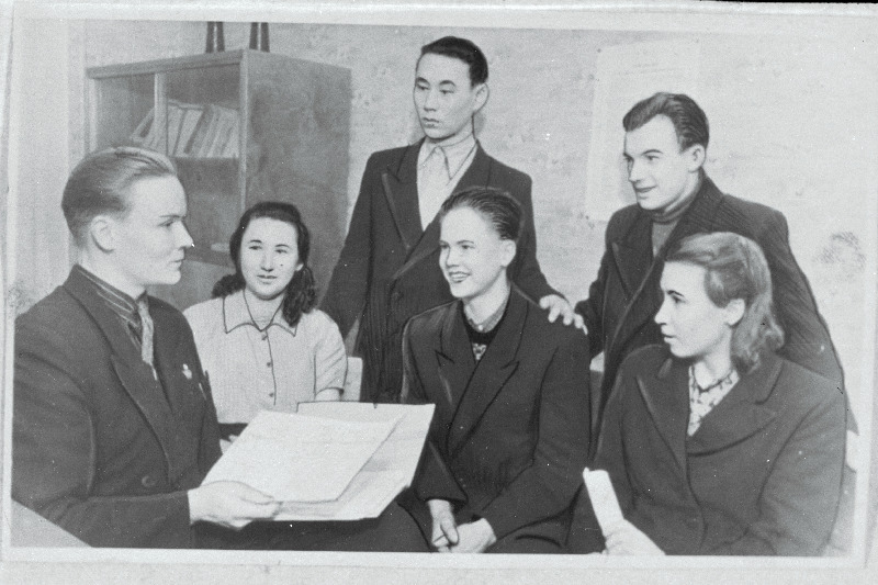 ELKNÜ Tallinna Keskrajooni Komitee sekretär Leonid Mõttus (vasakult) vestleb uudismaale sõita soovijatega: Ehitus- ja Montaaživalitsuse isoleerija Olga  Hruštšova ja Valentina Jermakovaga ning Kinematograafia Valitsuse töökoja tööliste Alfred Kaiu ja Viljam Jussiga.