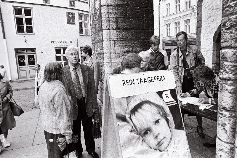 Rein Taagepera (presidendi kandidaat) valimiskampaania allkirjade kogumine Raekoja platsil.