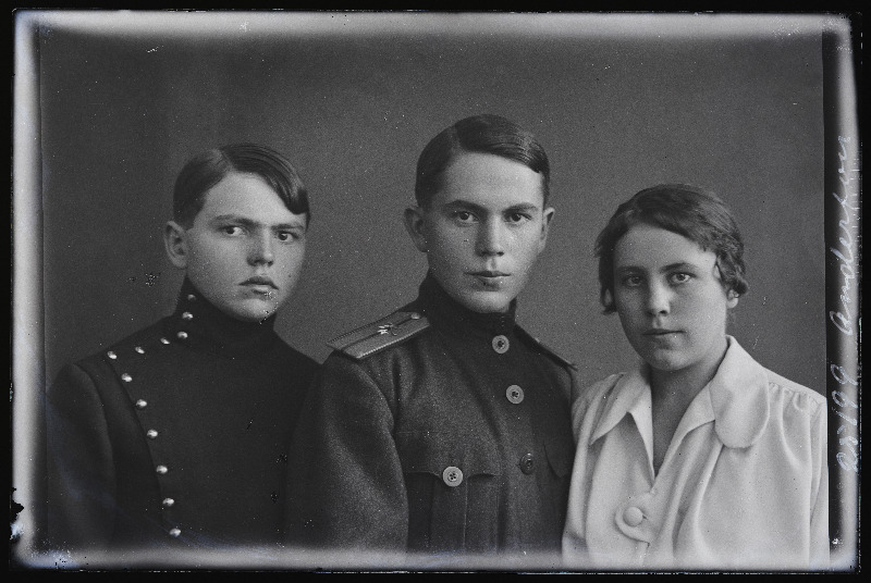 Kaks noormeest ja neiu, (foto tellija Anderson).