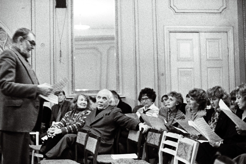 Helilooja Veljo Tormis Eesti NSV Kooriühingus. Esireas Gustav Ernesaks.