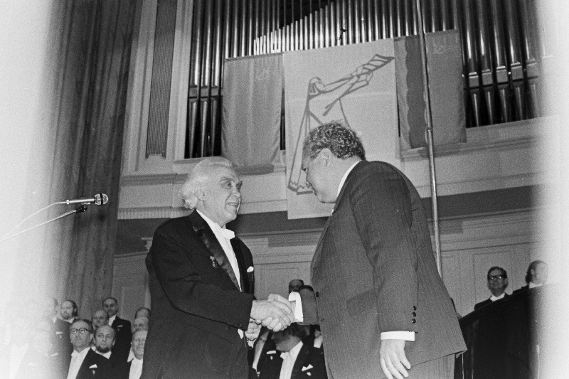 Riikliku Akadeemilise Meeskoori 30. aastapäeva kontserdil õnnitleb ENSV Ülemnõukogu Presiidiumi esimees A. Vader koori peadirigenti, NSV Liidu rahvakunstniku professor Gustav Ernesaksa.