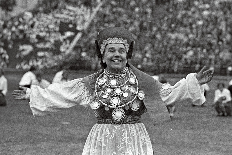 Eesti NSV teeneline kultuuritegelane Laine Mesikäpp rahvatantsupeol Komsomoli nim. staadionil.