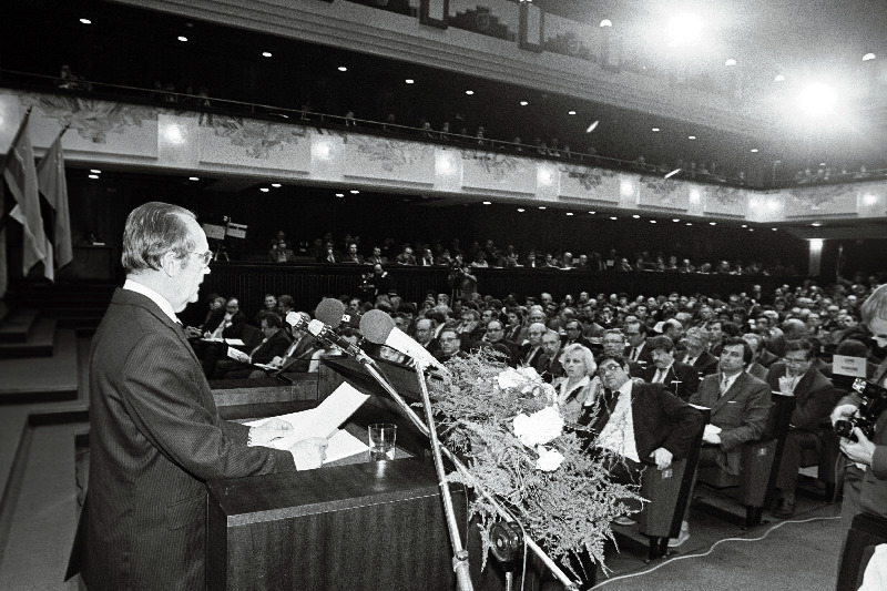 EKP XX erakorraline kongress, kõneleb V. Väljas.