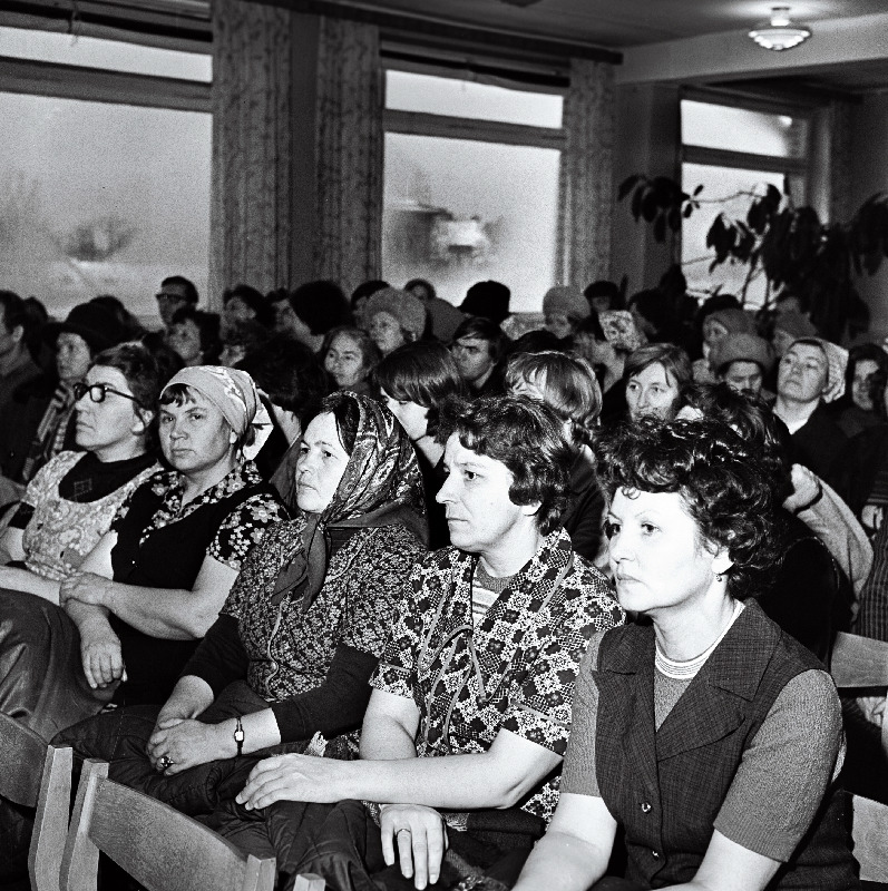 Moskva töötajate algatusele, täita viie aasta plaan kolme aastaga, pühendatud miiting puuvillakombinaadis "Balti Manufaktuur".