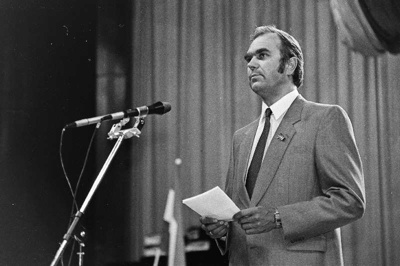 Rahvusvahelise purjeregati "Sõprus 84" avab V. I. Lenini nimelises Kultuuri- ja Spordipalees regati organiseerimiskomitee esimees, Eesti NSV Ministrite Nõukogu esimehe asetäitja Indrek Toome.