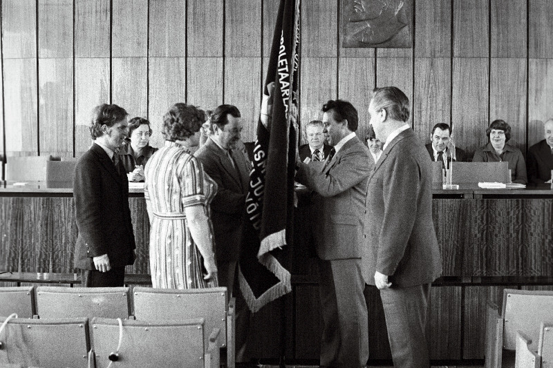 Haapsalu rajooni "Sõpruse" näidiskolhoosi esimees K. Kalamees rajooni rändpunalippu vastu võtmas.