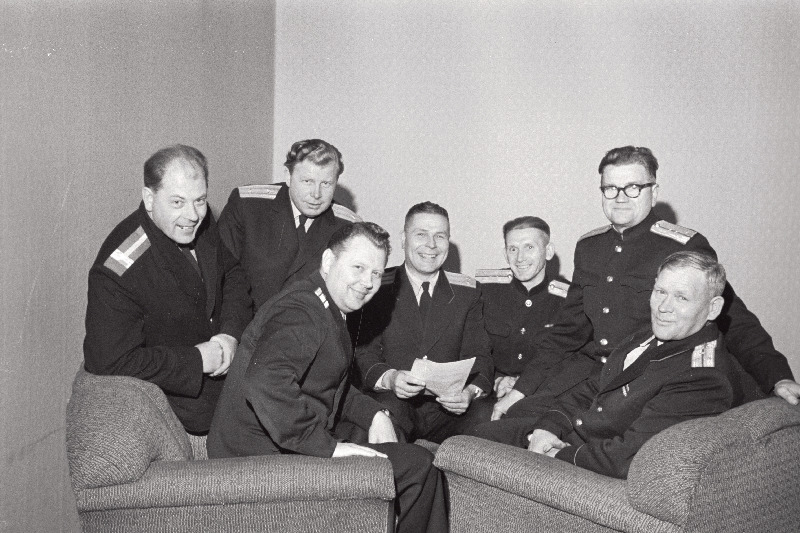 Miilitsateenintuse eesrindlasi (vasakult) miilitsavanem Elmar Vain, major Harri Taidre, major Jaan Niinemets, alampolkovnik Fjodor Aleksin, kapten Kalju Pehme, kapten Juhan Laaniste ja kapten Ferdinad Nugis.