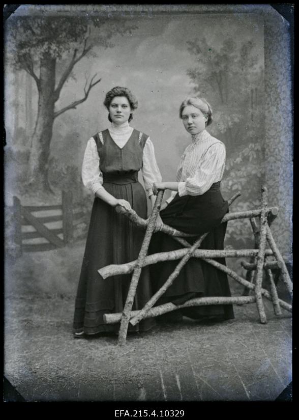 Kaks naist, (foto tellija Thomson).