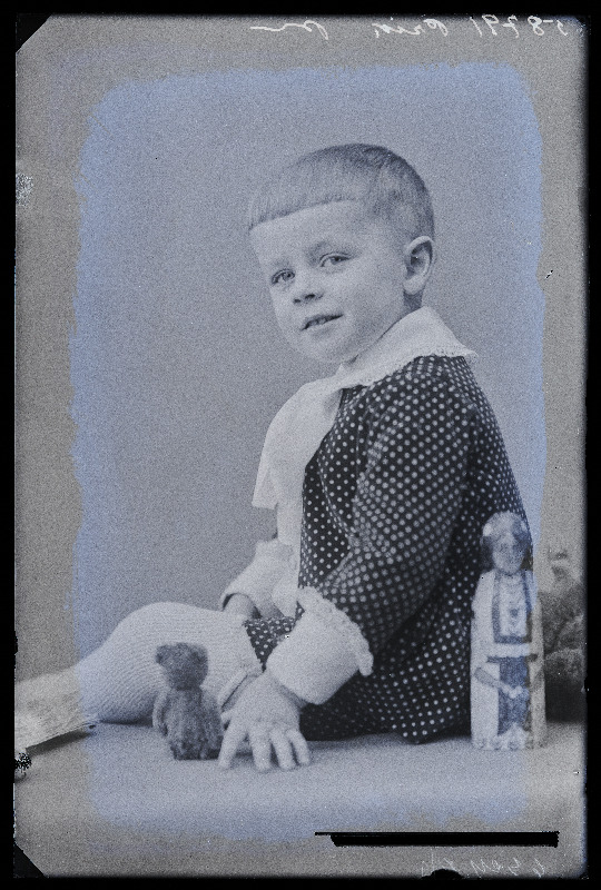 Poiss mänguasjadega, (foto tellija Prik [Prikk]).