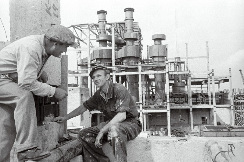 Kohtla-Järve Ehitustrusti 5. ehitusvalitsuse meister Alfred Kivisaar ja brigadir Lembit Martsoo Oru Briketitehase ehitusel.