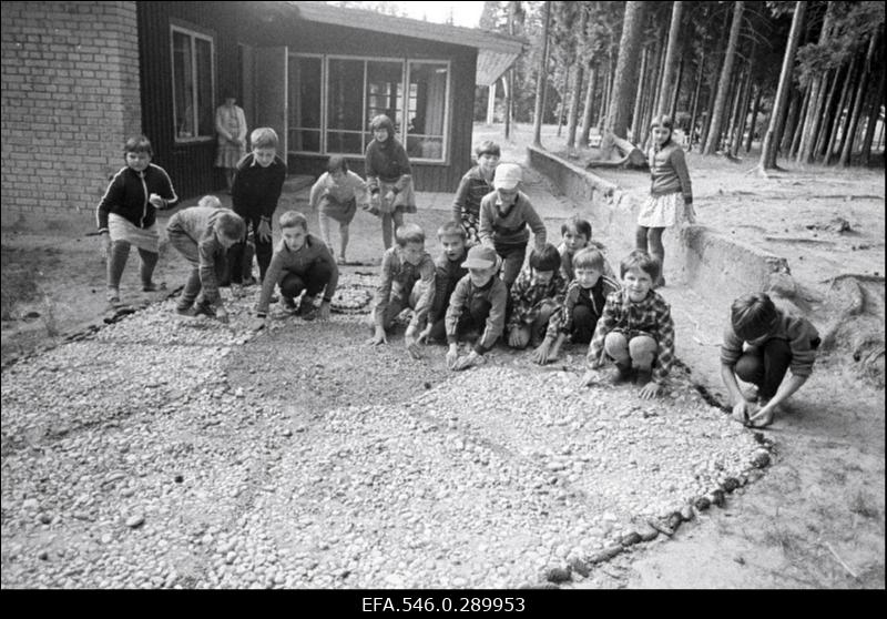 Valgevene lapsed Valgemetsa pioneerilaagris. Ukrainas Tšernobõli tuumaelektrijaamas 26. aprillil 1986 toimunud avarii tõttu saastunud aladelt toodi rühm valgevene koolilapsi Gomeli linnast Eestisse tervist kosutama.