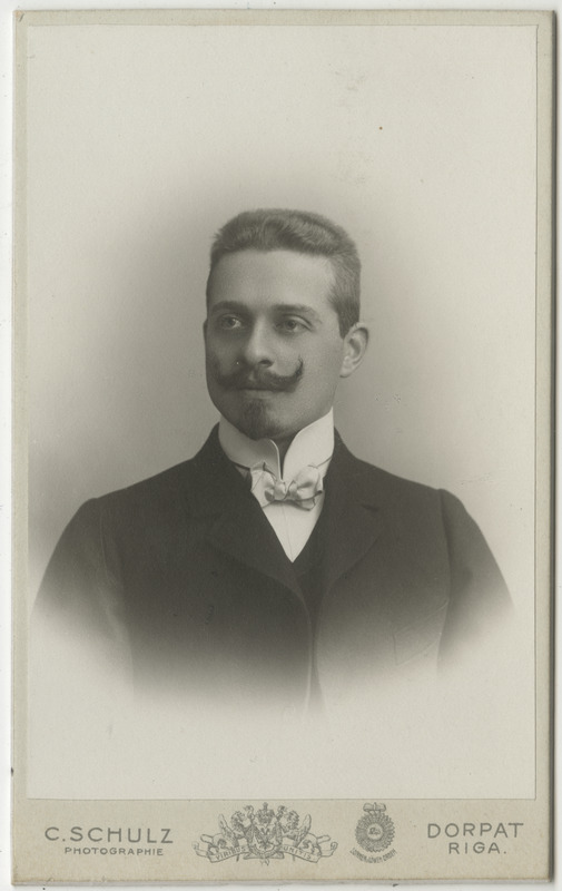 Kihelkonna ja Kuressaare pastor Hermann Mähle tudengina, portreefoto