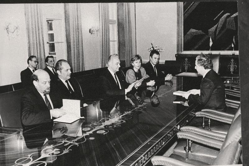 Küprose Vabariigi eriülesandega suursaadik Andros A. Nicolaides (paremal) vastuvõtul Eesti Vabariigi Ülemnõukogu esimehe Arnold Rüütli juures.