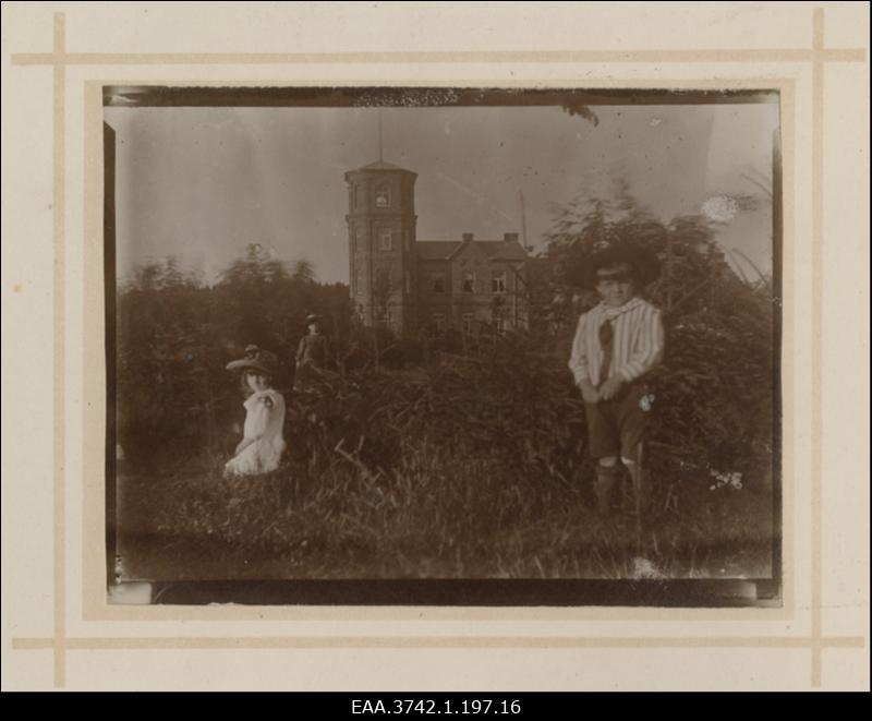 Selma Raehlmann, Else Raehlmann ja Walter Raehlmann Uniküla mõisahoone taustal