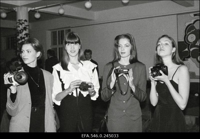 Firma Canon presenteerib fototehnikat.