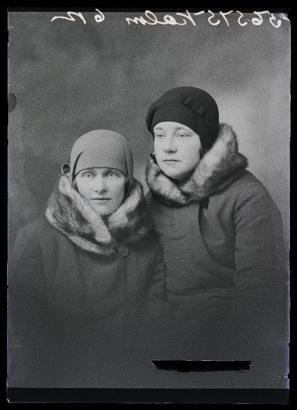 Kaks naist, (foto tellija Kalm).