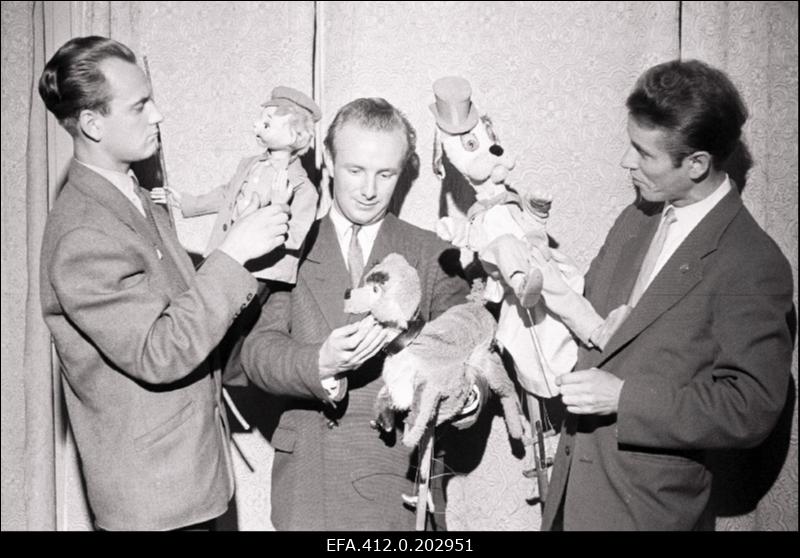 ENSV Riikliku Nukuteatri näitlejad nukkudega.