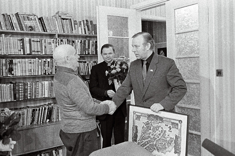 Tallinna aukodanikku Hendrik Allikut tema 85.a. juubelil õnnitlevad Tallinna RSN Täitevkomitee esimees Harri Lumi (paremal) ja EKP Tallinna Linnakomitee sekretär Ahto Vellamaa.