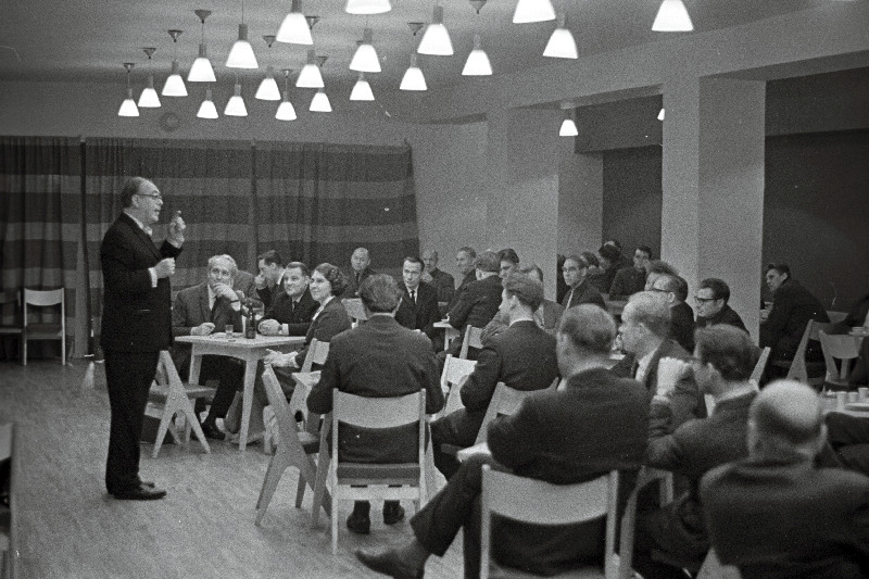 Vabariiklikul fotoklubide esimeeste ja fotoringide juhendajate seminaril kõneleb
näitejuht Voldemar Panso