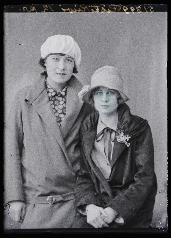 Kaks naist, (foto tellija Ristikivi).