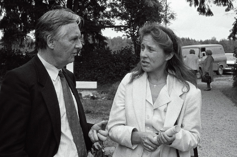 Tuhala mõisa omaniku Paul von Lilienfeld-Toali ehitatud kabeli taasavamisel vestlevad mõisniku pojapojapoeg Hans Otto von Lilienfeld-Toal ja  kabeli sisekujundaja Marge Leinbock-Liimand.