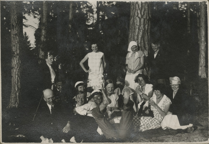 Eesti üliõpilaste seltsi "Veljesto" suvepäevad Kunda rannas. Osavõtjate grupifoto metsa all