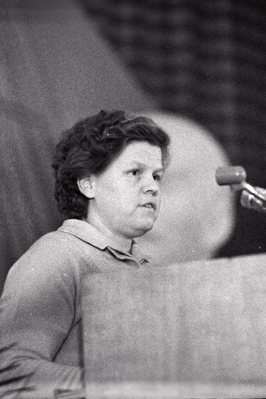 Tallinna Ehitustrusti Ehitusvalitsuse nr. 8 parteigrupi organisaator Nadežda Maibach EKP Tallinna organisatsiooni XVII konverentsil esinemas.