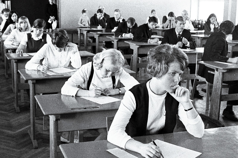 Vaade lõpueksamile Tallinna 46. keskkoolis, esiplaanil üks paremaid õpilasi Juta Kadakas.