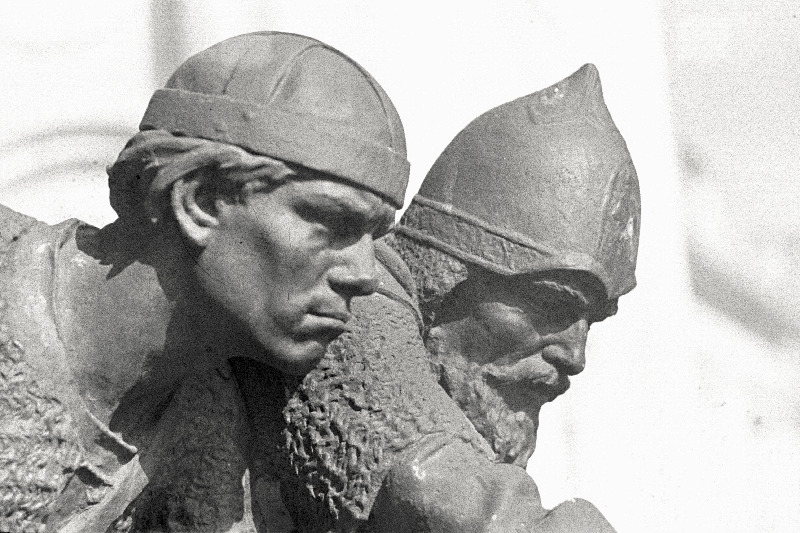 Olav Männi diplomitöö, skulptuur "Vürst Vjatško ja Meelis" (Polotski vürst Vjatško ja Lembitu poeg Meelis Tartu kaitsel 1224. a) Tartus.