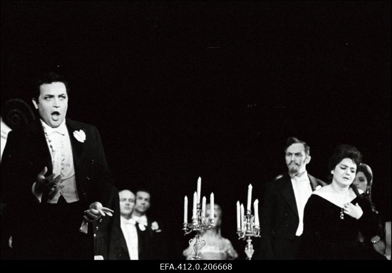 Vene kunsti dekaad: Vene NFSV rahvakunstnik Galina Kovaljova ja Hendrik Krumm G. Verdi ooperis "Traviata" RAT Estonias.