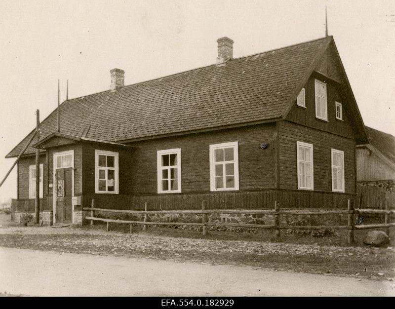 Heltermaa algkooli hoone.