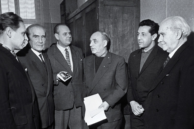 Heliloojad (vasakult) 2. Aado Velmet, 2. Heino Eller, 3. Villem Kapp, 6. Artur Lemba nõupidamise vaheajal.