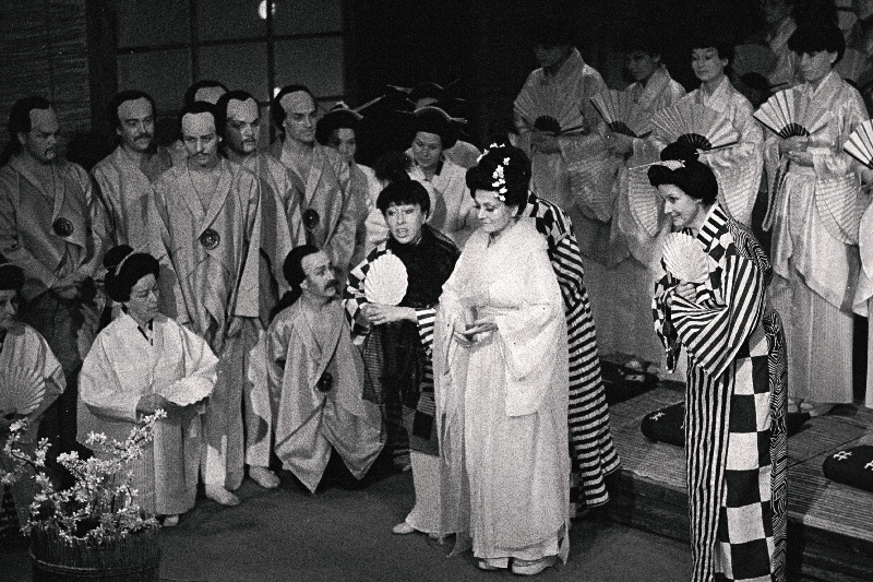 Stseen G. Puccini ooperist Madame Butterfly Estonia teatris. Nimiosas külalissolist Soomest Anitta Ranta.