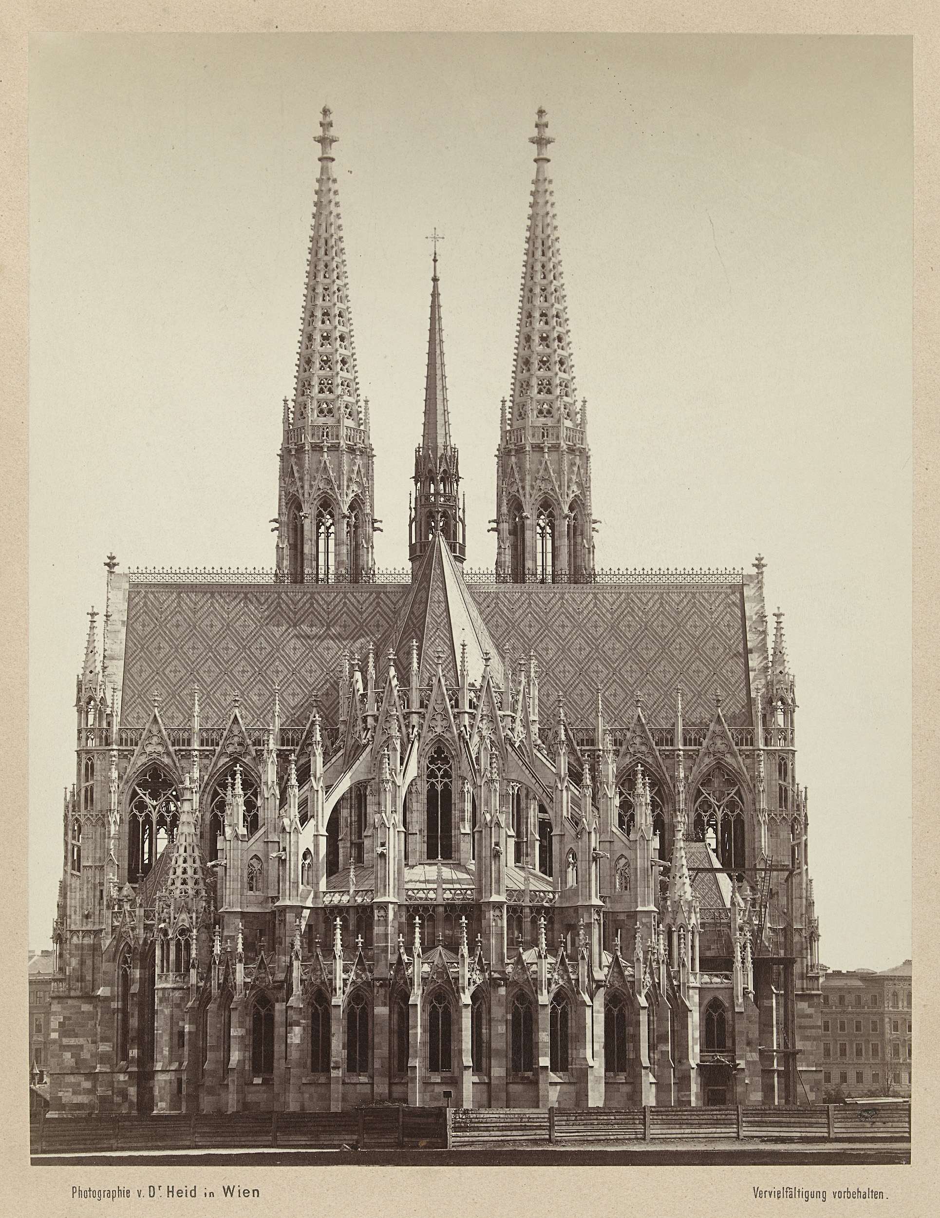 Achterzijde van de Votivkerk in Wenen, Wien. Votivkirche.