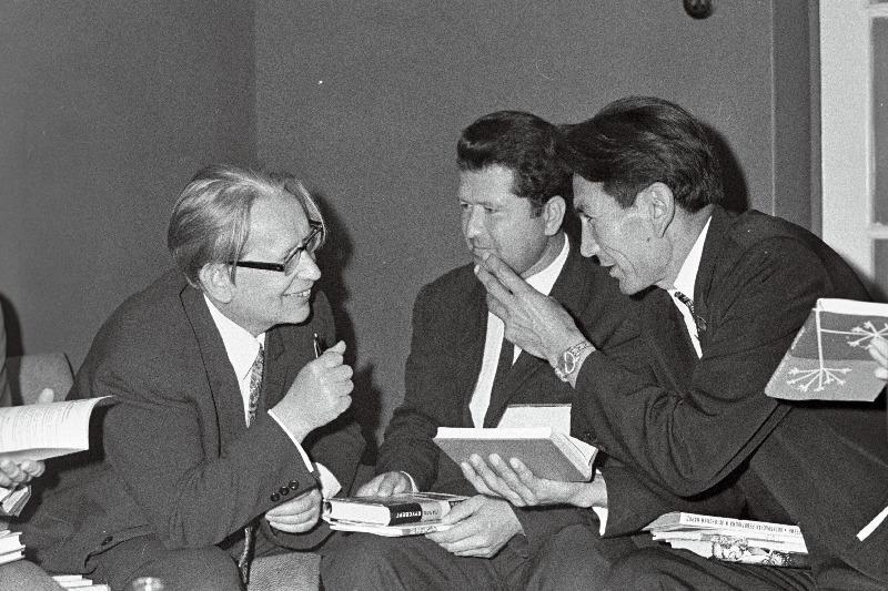 Usbeki NSV kunsti ja kirjanduse dekaadile Eesti NSV-sse saabunud kirjanikud (paremalt) Ibrahim Jussupov ja Erkin Nazõrov ning eesti kirjanik Paul Kuusberg vestlemas.