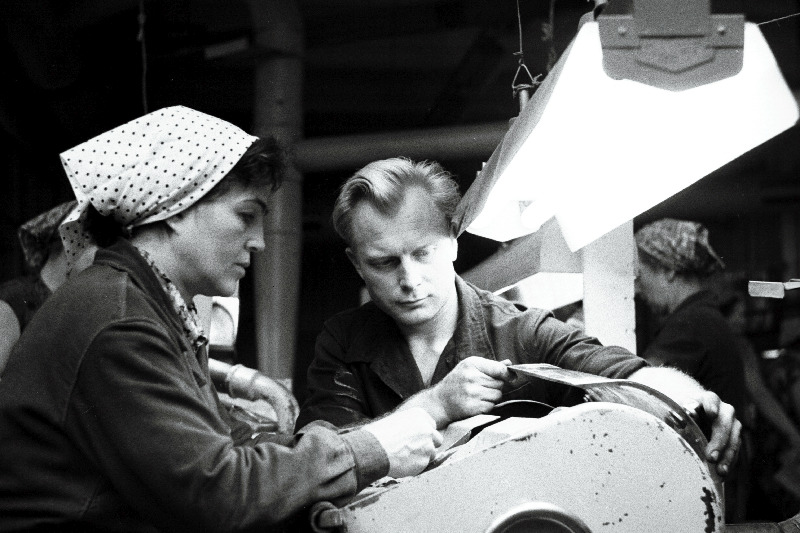 Kunstsarvetehaste mööblitsehhi lukksepp Endel Klaar ja Emmi Valing uuel poolautomaatfreesil töötamas.