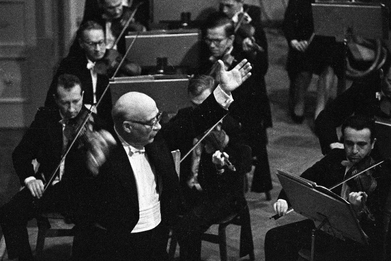 Itaalia dirigent Carlo Zecchi Eesti Raadio sümfooniaorkestrit juhatamas.